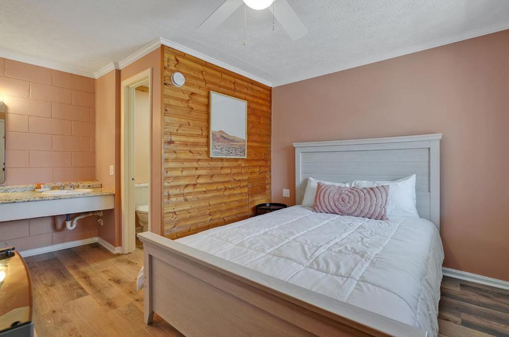 Dry Dock Hotel 2*