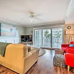 Bright Carolina Beach Condo - Walk To Shore!