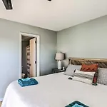 Condo With Pool Access - Walk To Beach!
