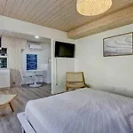 Surfers Den