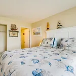 Bright Carolina Beach Condo Public Beach On-Site