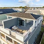 5 Min Walk To Beach Roof Patio Office Garage Bbq
