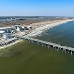 Ocean Breeze Oasis Oceanfront Condo Pool & Elevator