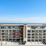 Ocean Breeze Oasis Oceanfront Condo Pool & Elevator