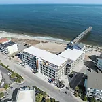 Ocean Breeze Oasis Oceanfront Condo Pool & Elevator