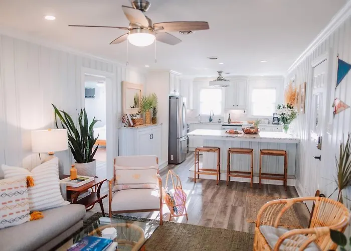 Dreamy Cottage 2 Blocks To Beach, Boardwalk & Lake