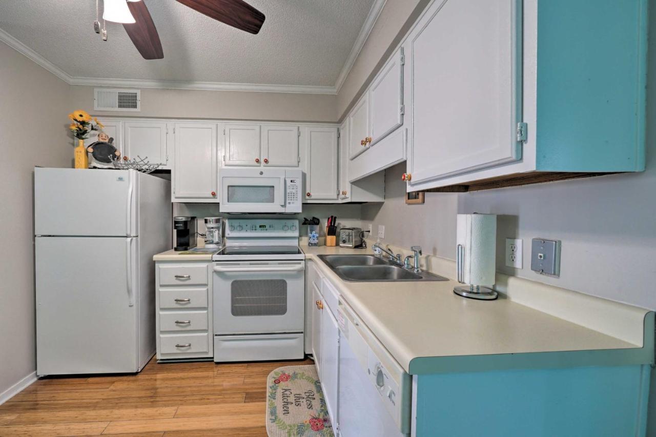 With Balcony And Pool Walk To 2 Beach Accesses! * Carolina Beach