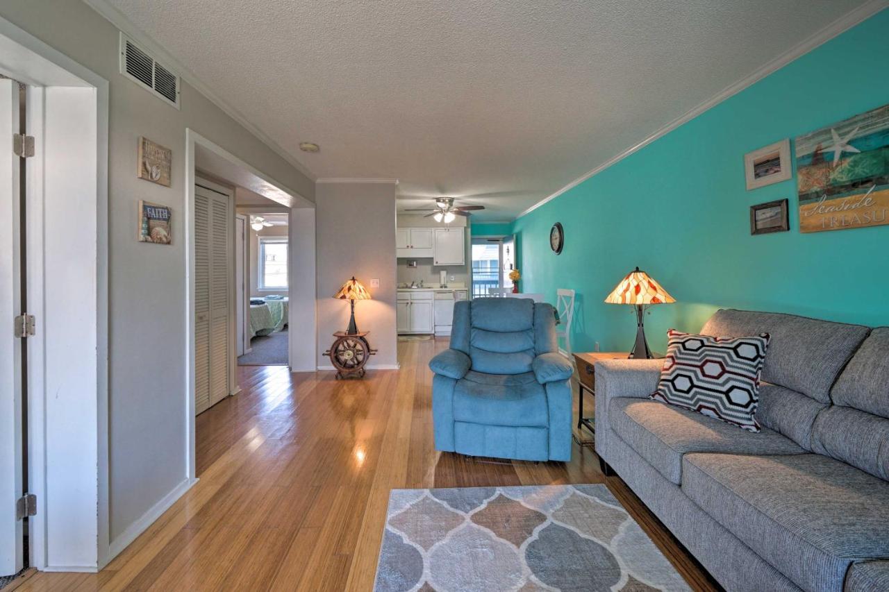 With Balcony And Pool Walk To 2 Beach Accesses! *