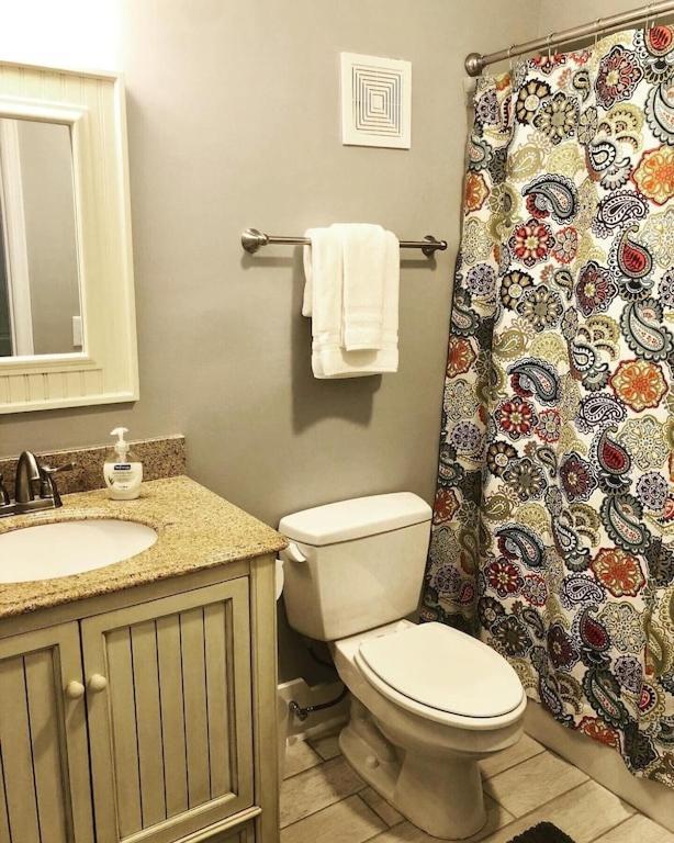 Newly Renovated With Stunning Water Views! Monthly And Weekly Specials! Holiday home *
