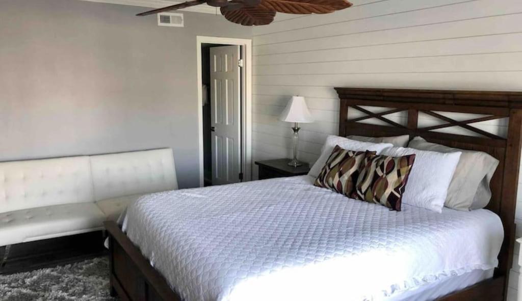 Newly Renovated With Stunning Water Views! Monthly And Weekly Specials!