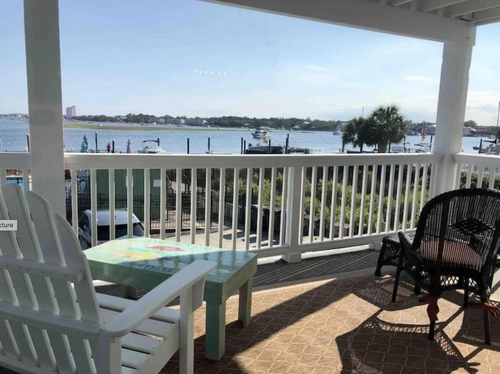 Newly Renovated With Stunning Water Views! Monthly And Weekly Specials! Holiday home