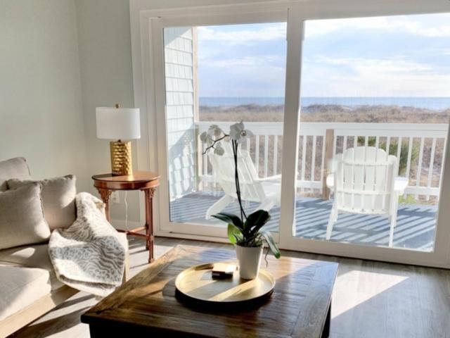 Driftwood Cottage: Oceanfront Retreat Apartment