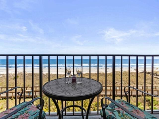 Southern Comfort: Oceanfront With Panoramic Views Apartment