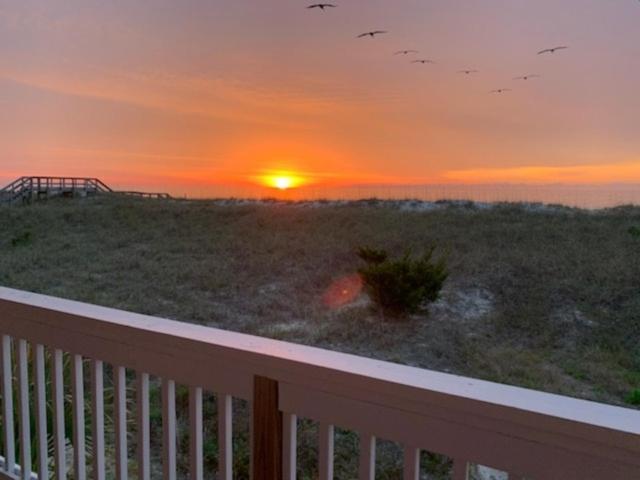 Driftwood Cottage: Oceanfront Retreat Carolina Beach