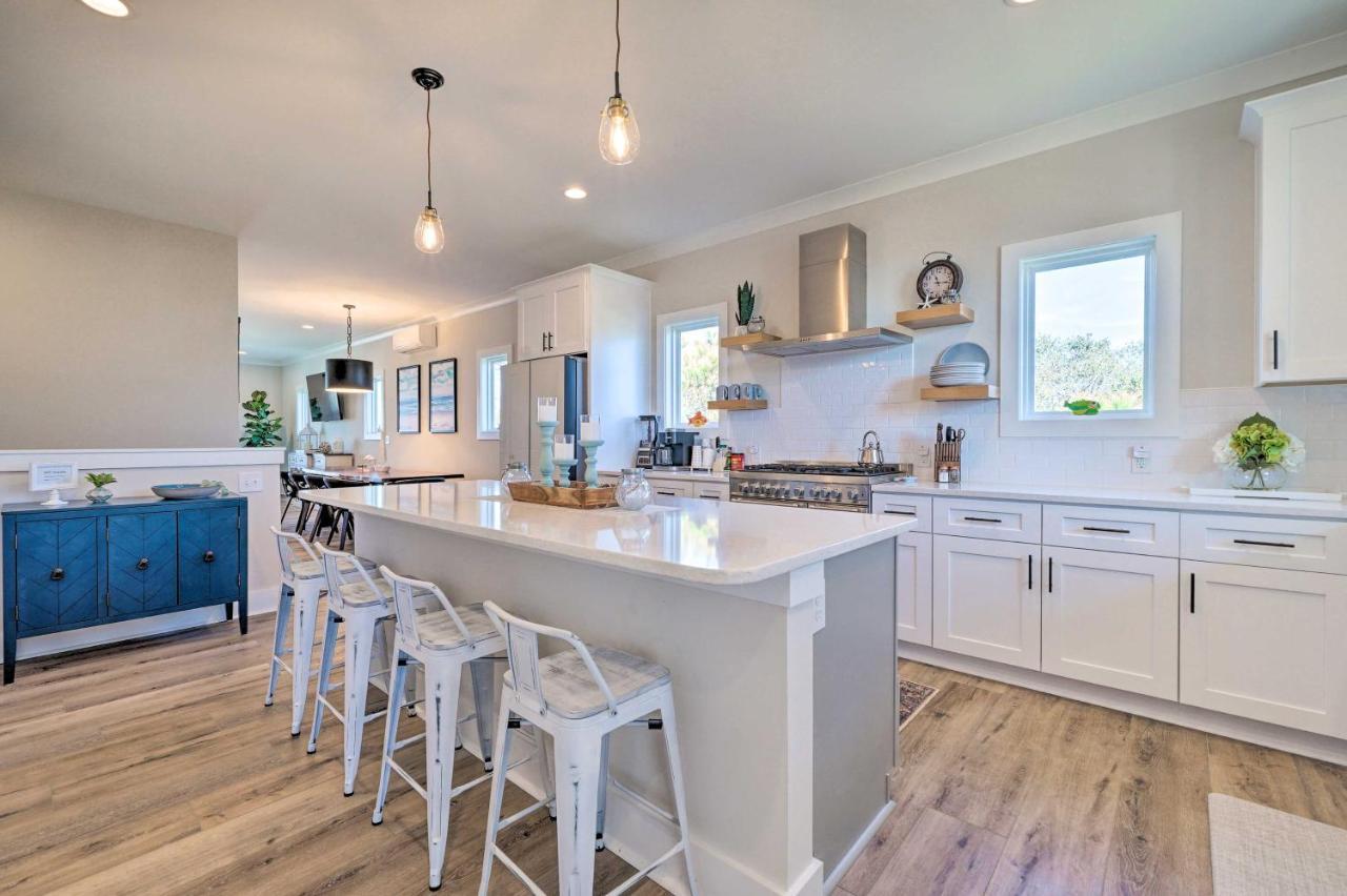 Modern With Rooftop Deck, Walk To Beach! Holiday home Carolina Beach