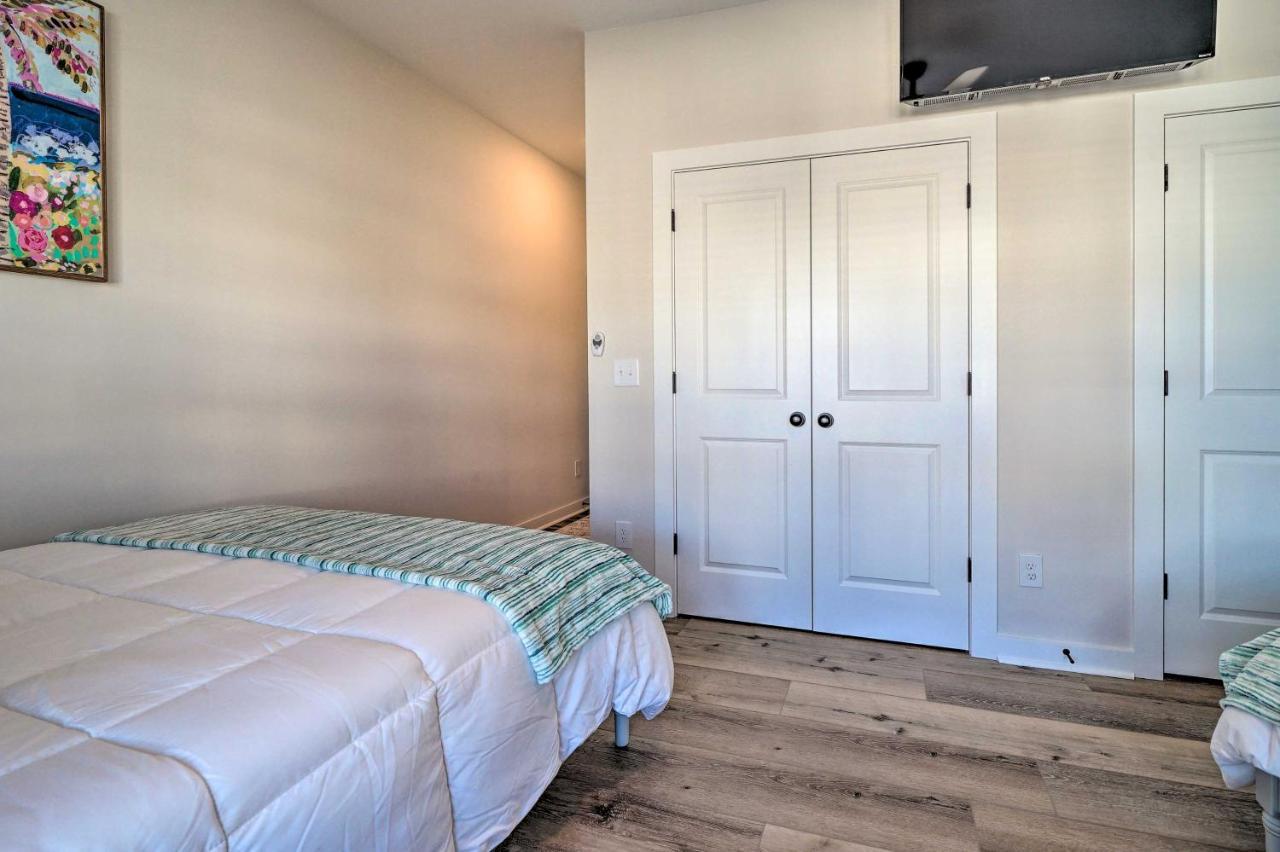 Modern With Rooftop Deck, Walk To Beach!