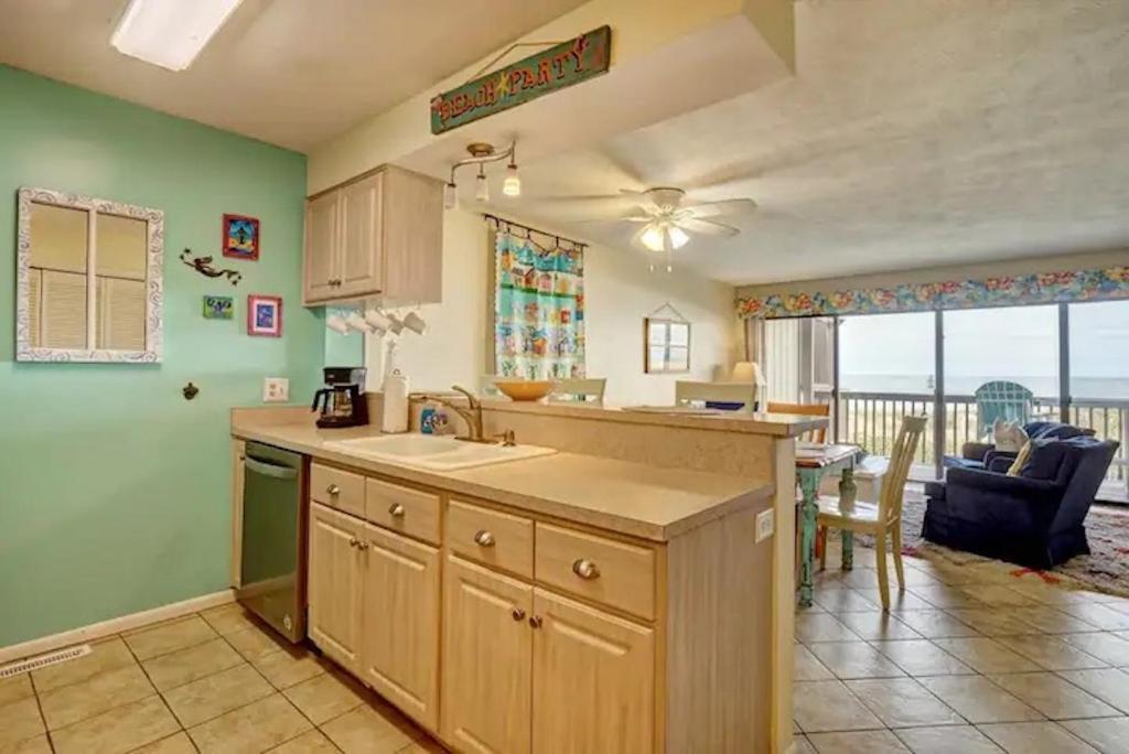 Celtic Seas Oceanfront With Pool Apartment *
