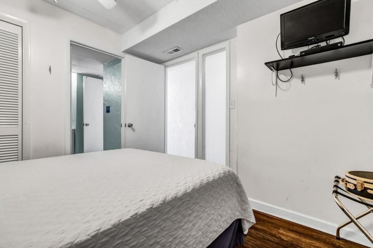 Nautical Oceanside Oasis Sleeps 4 * Carolina Beach
