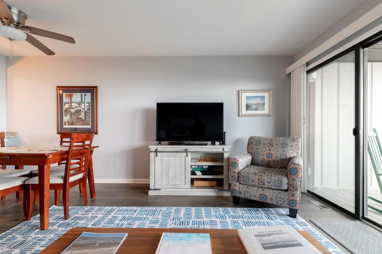 Santorini Dreaming At Cb Oceanfront 2 Bdrm With Pool Holiday home Carolina Beach