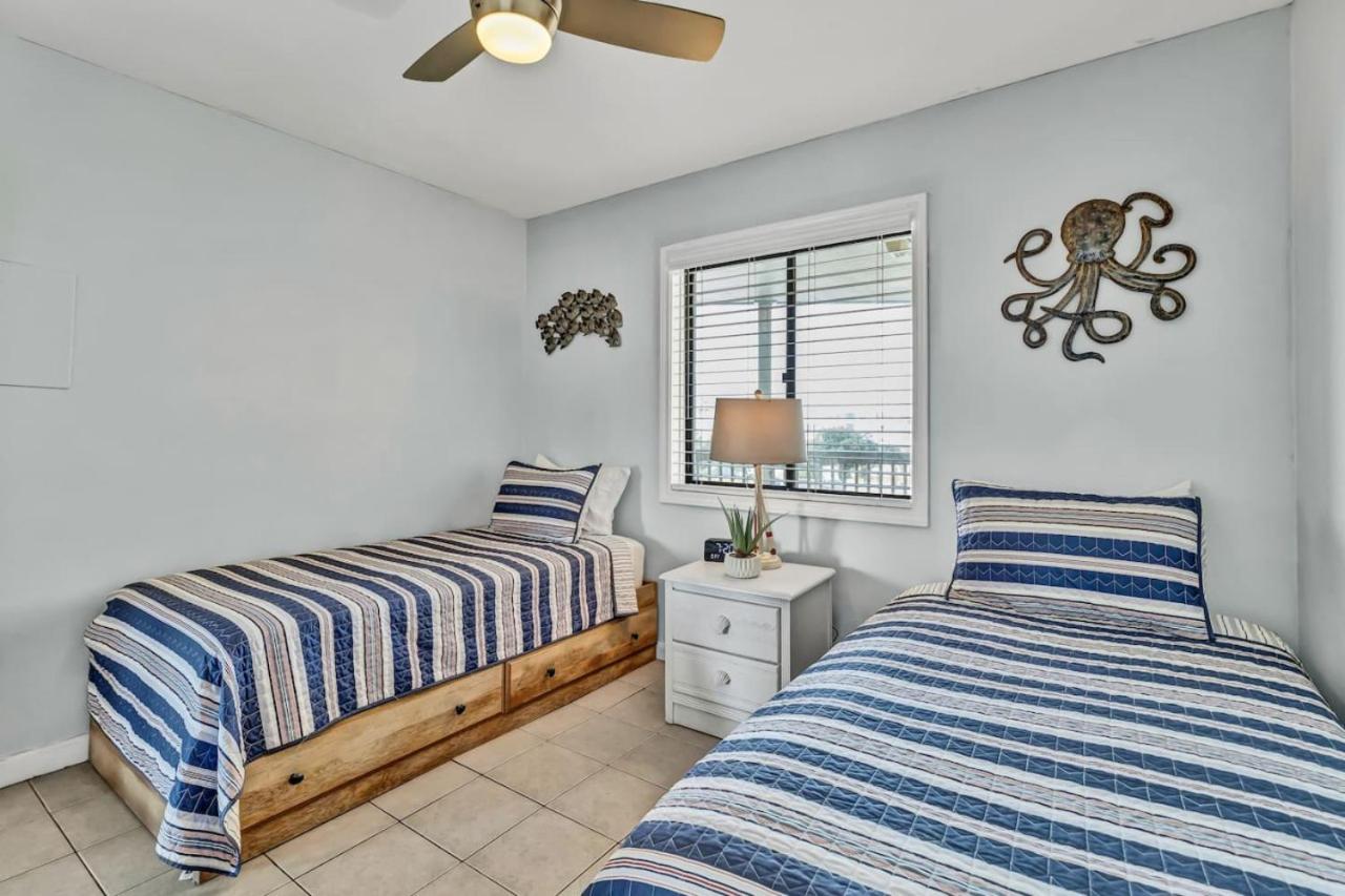 Seas The Day With Fantastic Marina Views *
