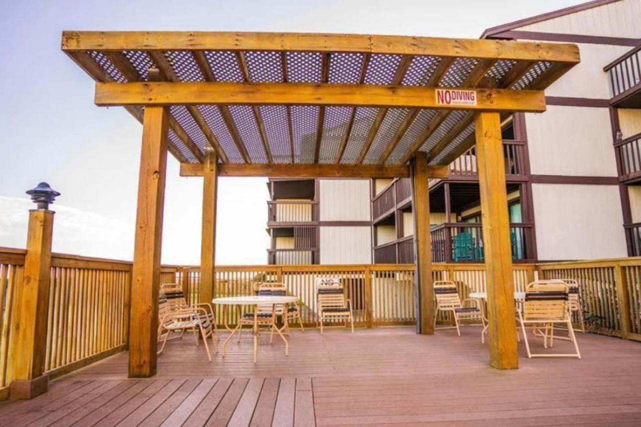 Santorini Dreaming At Cb Oceanfront 2 Bdrm With Pool Holiday home Carolina Beach
