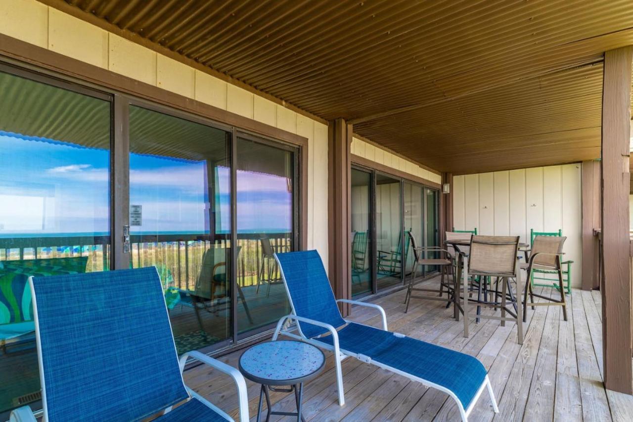 Santorini Dreaming At Cb Oceanfront 2 Bdrm With Pool Holiday home Carolina Beach