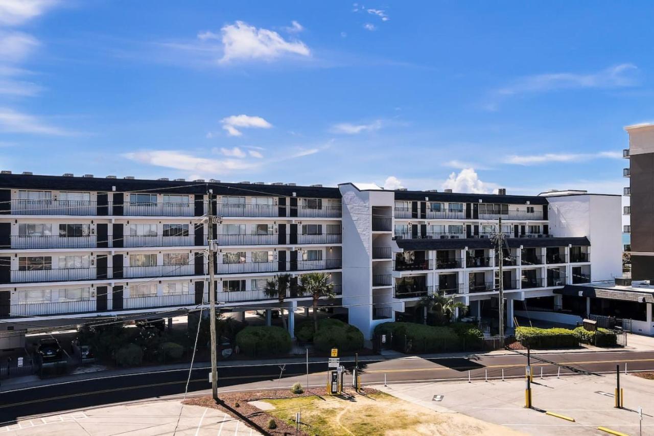 Nautical Oceanside Oasis Sleeps 4 * Carolina Beach