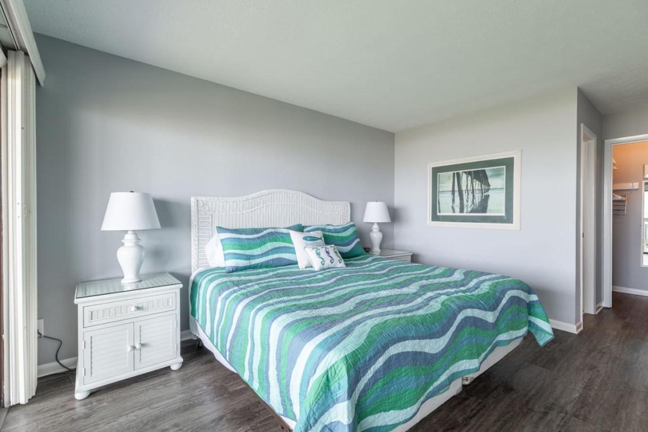 Santorini Dreaming At Cb Oceanfront 2 Bdrm With Pool Holiday home Carolina Beach