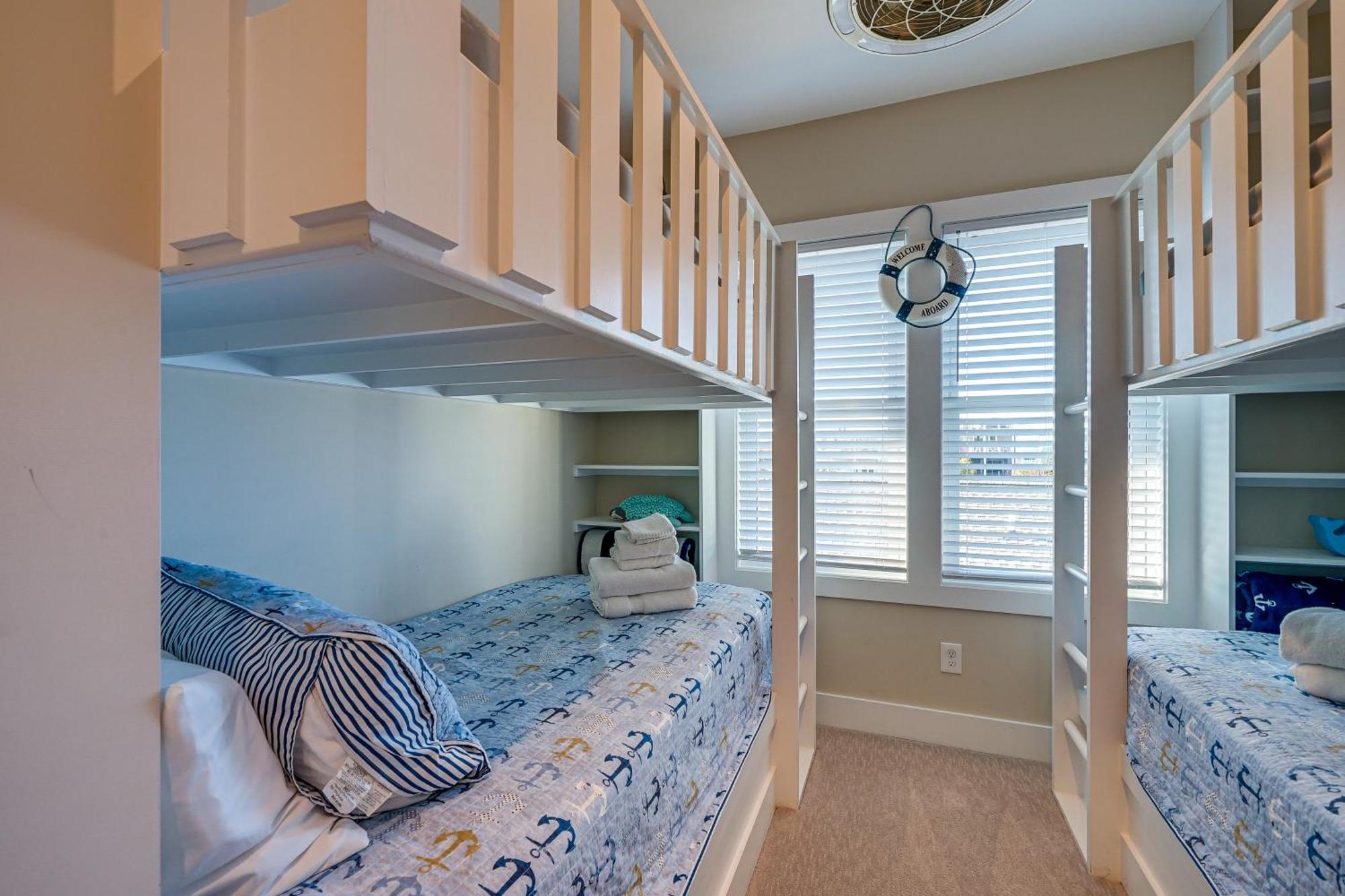 Lakefront Carolina Townhome With 3 Balconies! Holiday home *