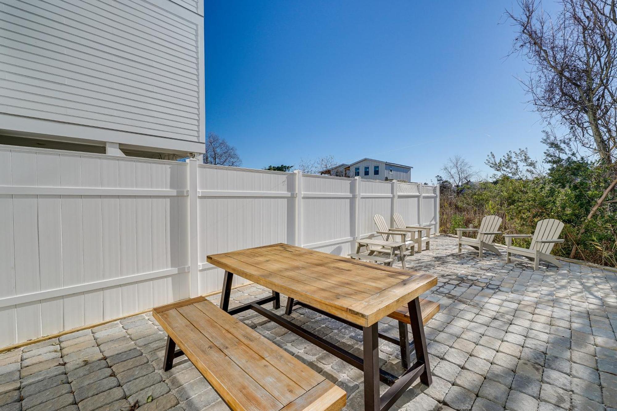 Holiday home Lakefront Carolina Townhome With 3 Balconies!