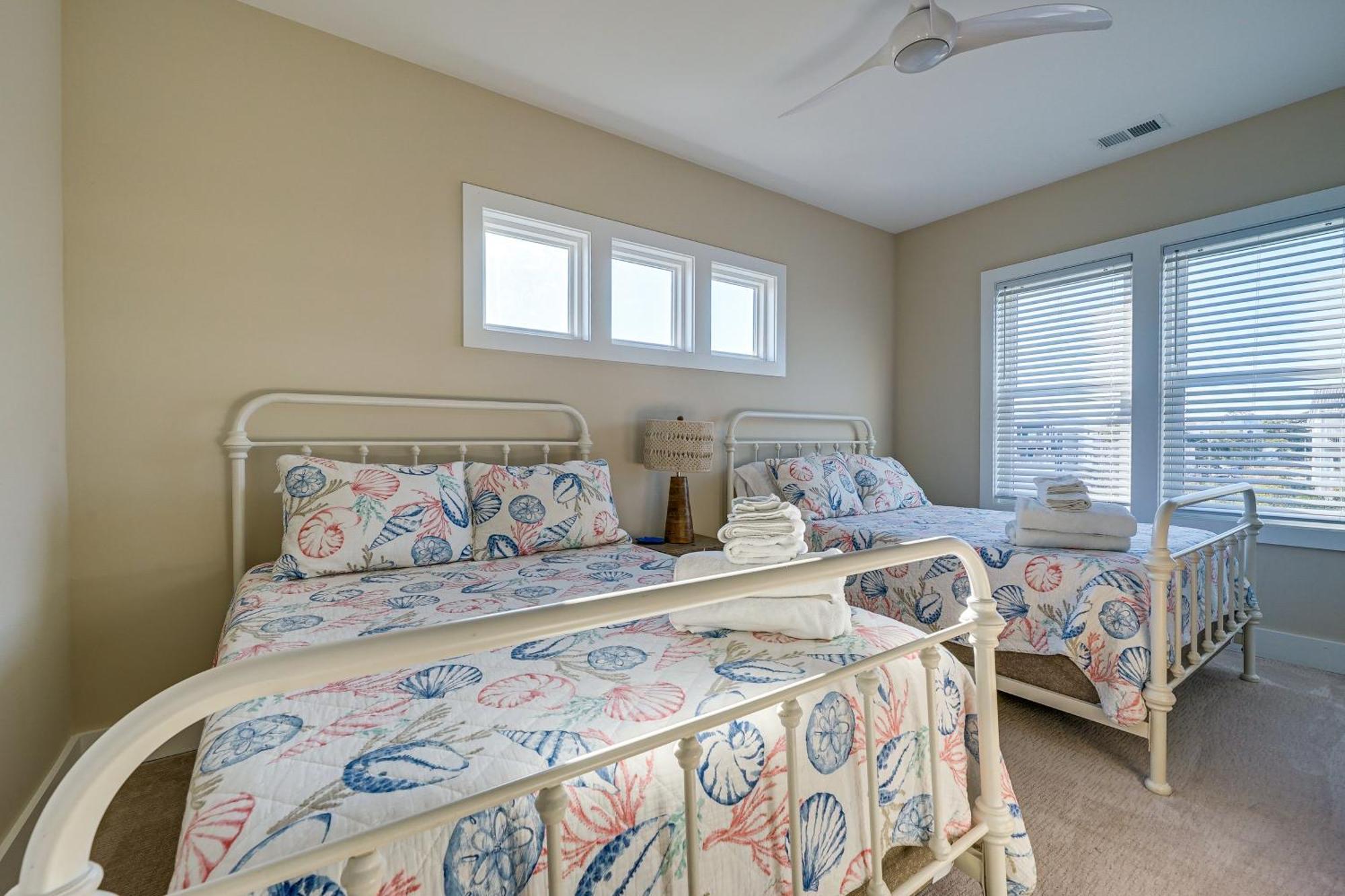 Lakefront Carolina Townhome With 3 Balconies! Holiday home Carolina Beach