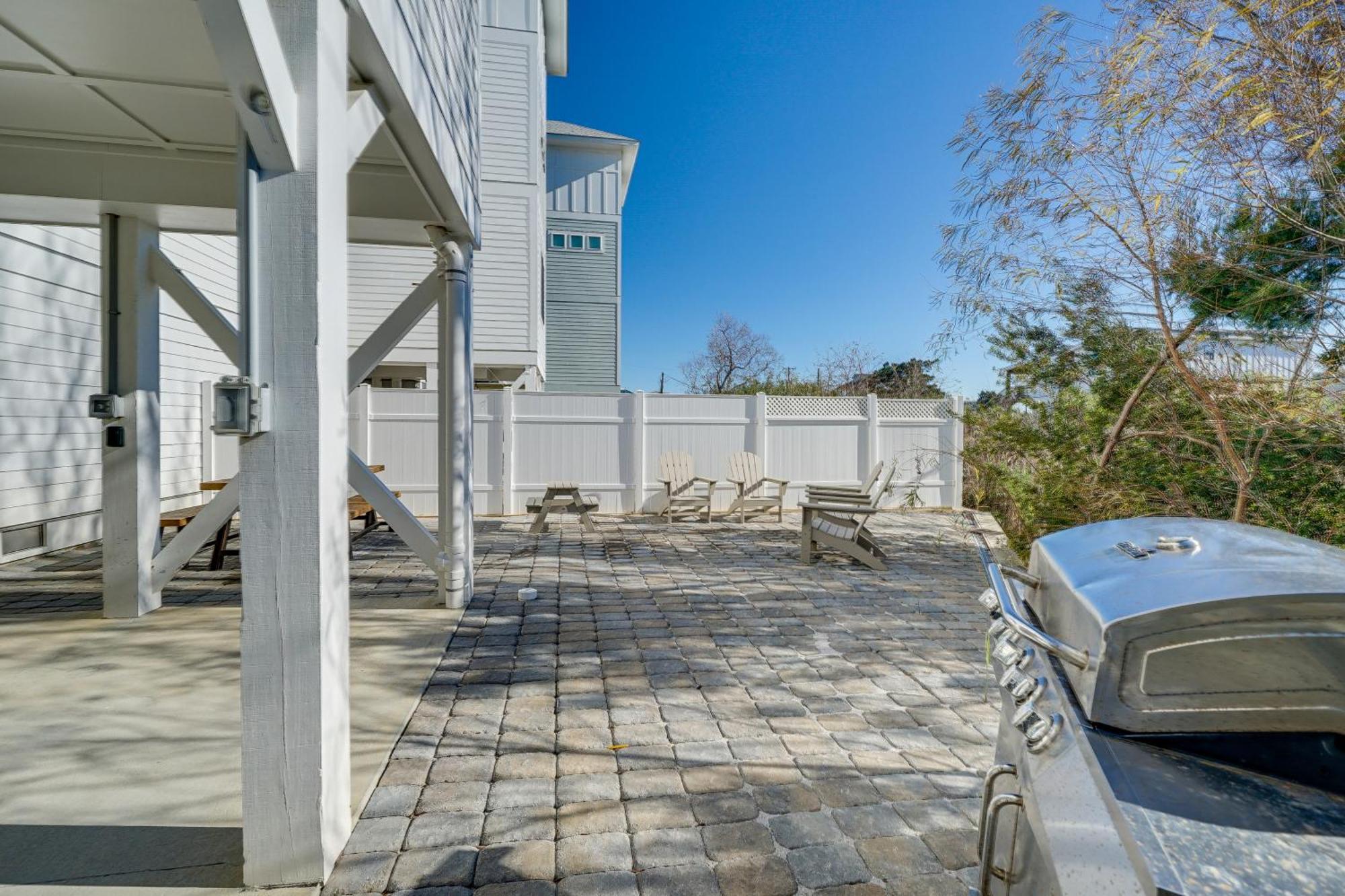 Lakefront Carolina Townhome With 3 Balconies! *
