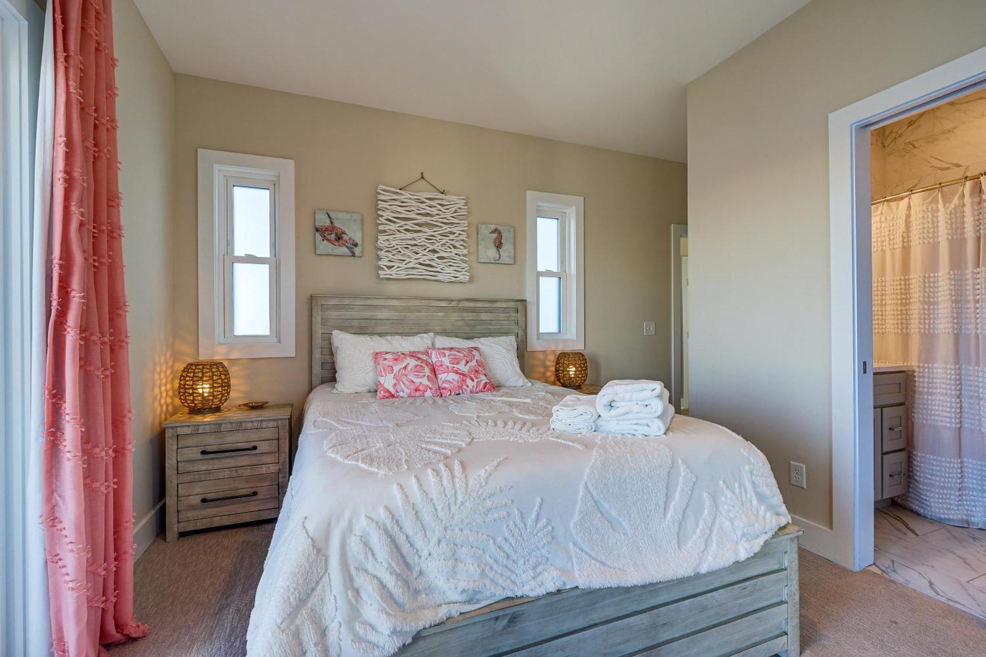 Lakefront Carolina Townhome With 3 Balconies! Holiday home *