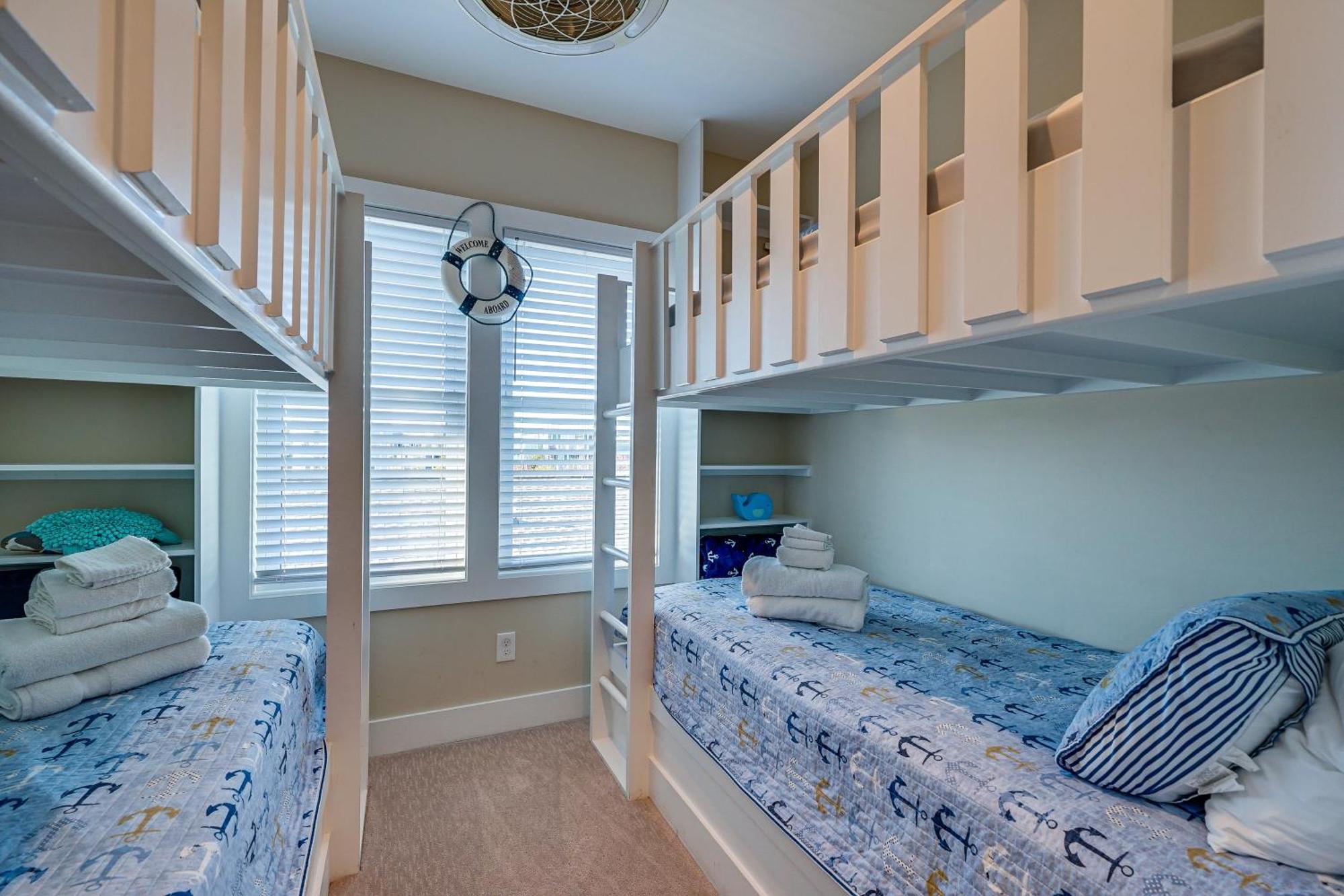 Holiday home Lakefront Carolina Townhome With 3 Balconies!