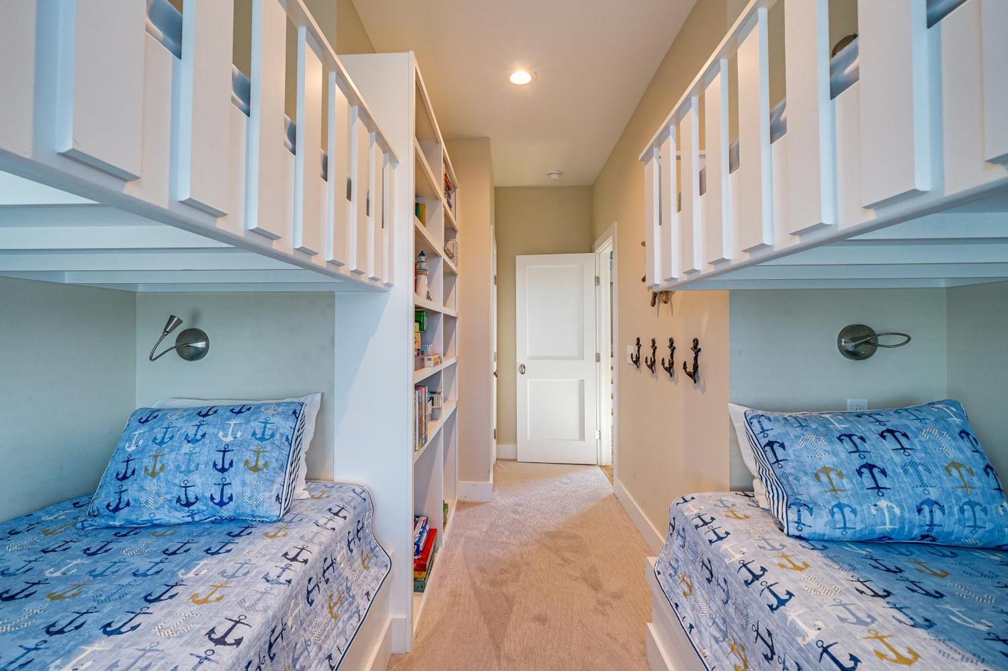 Lakefront Carolina Townhome With 3 Balconies! Holiday home Carolina Beach