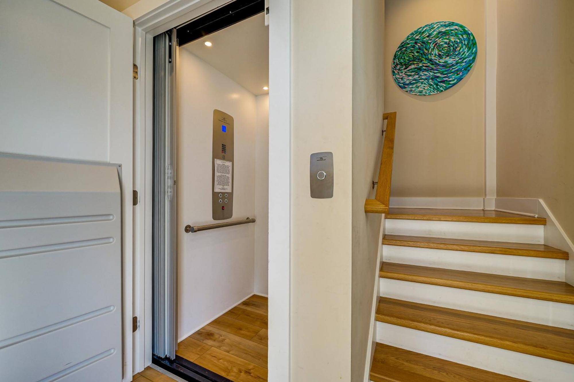 Lakefront Carolina Townhome With 3 Balconies! *