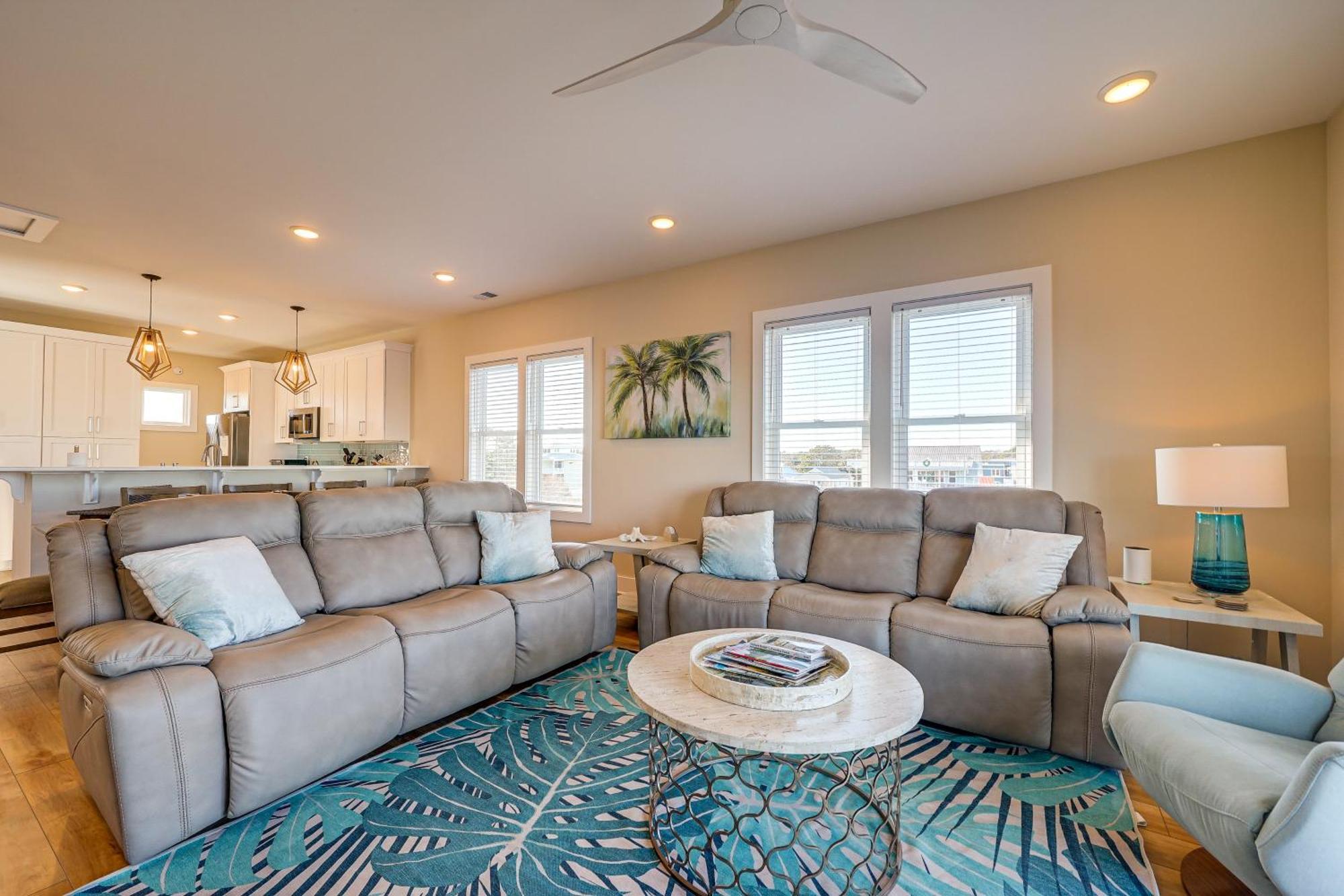 Lakefront Carolina Townhome With 3 Balconies! Holiday home