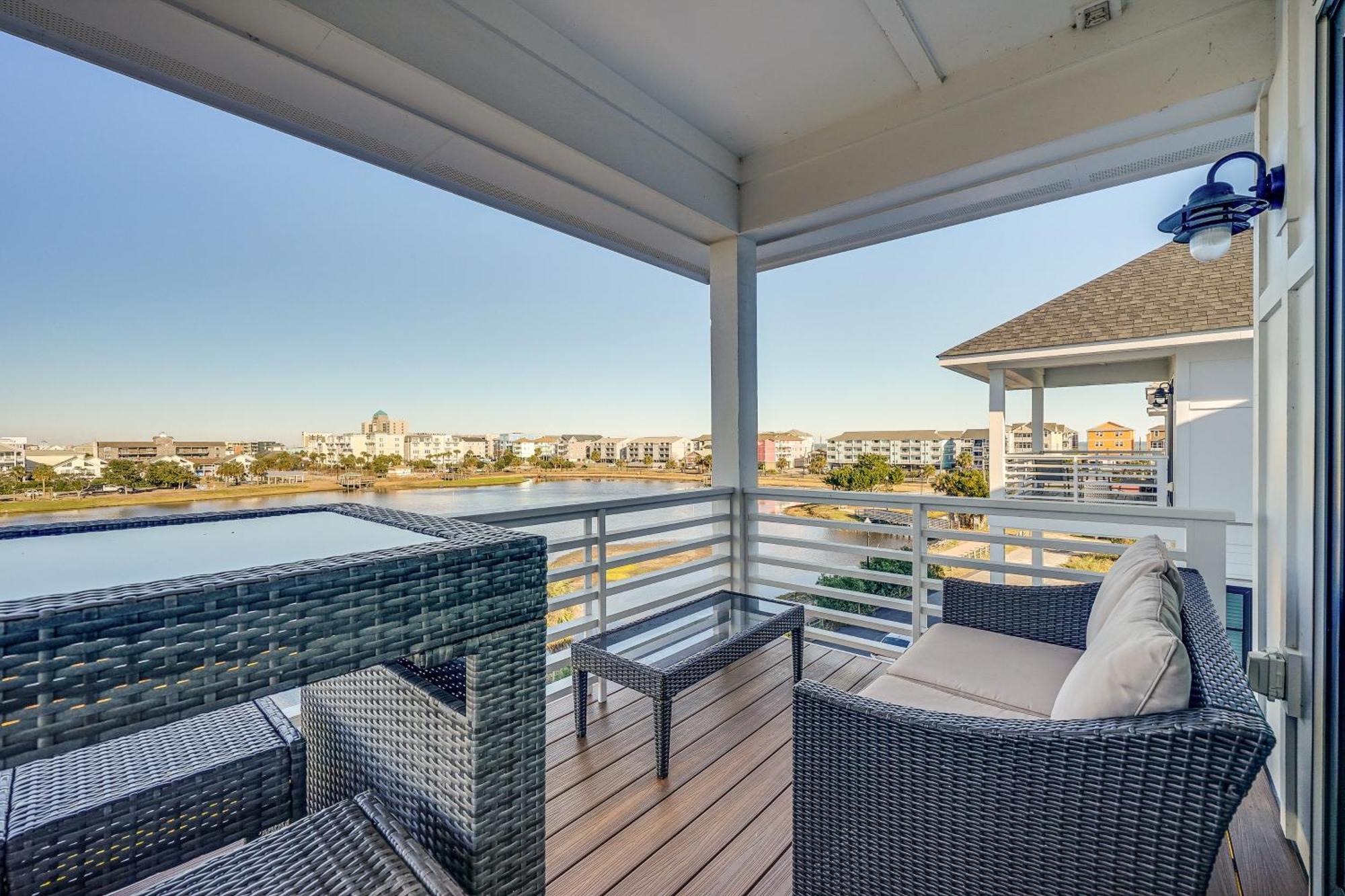 Holiday home Lakefront Carolina Townhome With 3 Balconies! *