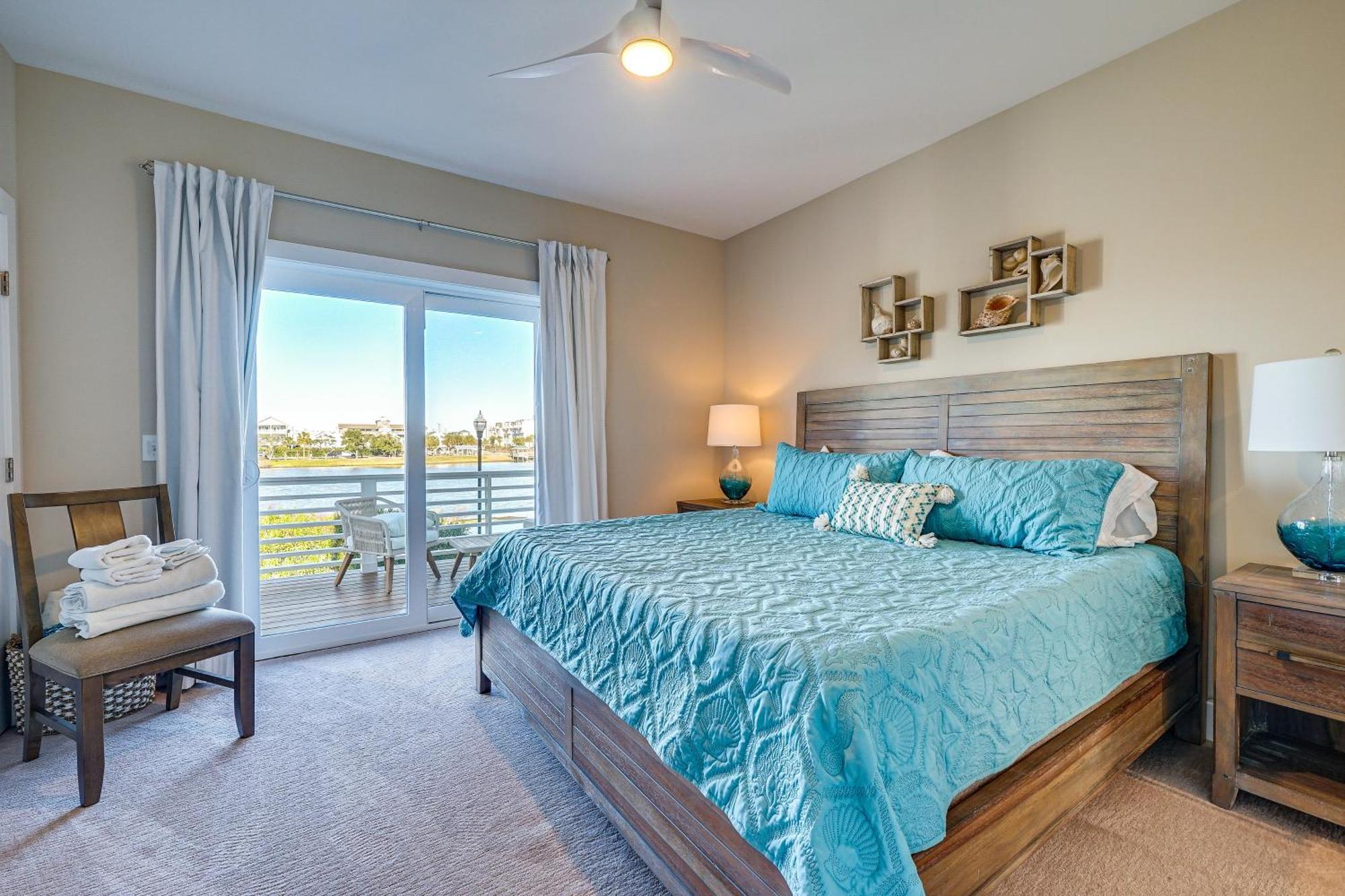 Holiday home Lakefront Carolina Townhome With 3 Balconies!