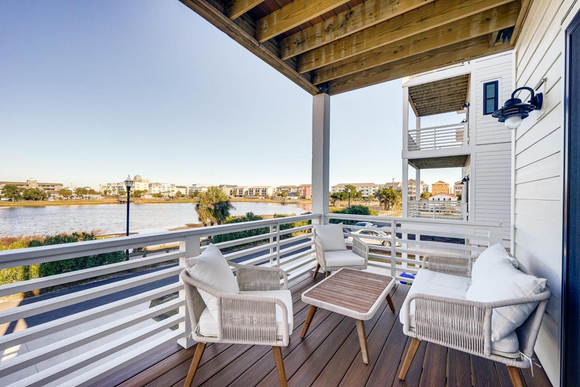 Holiday home Lakefront Carolina Townhome With 3 Balconies!