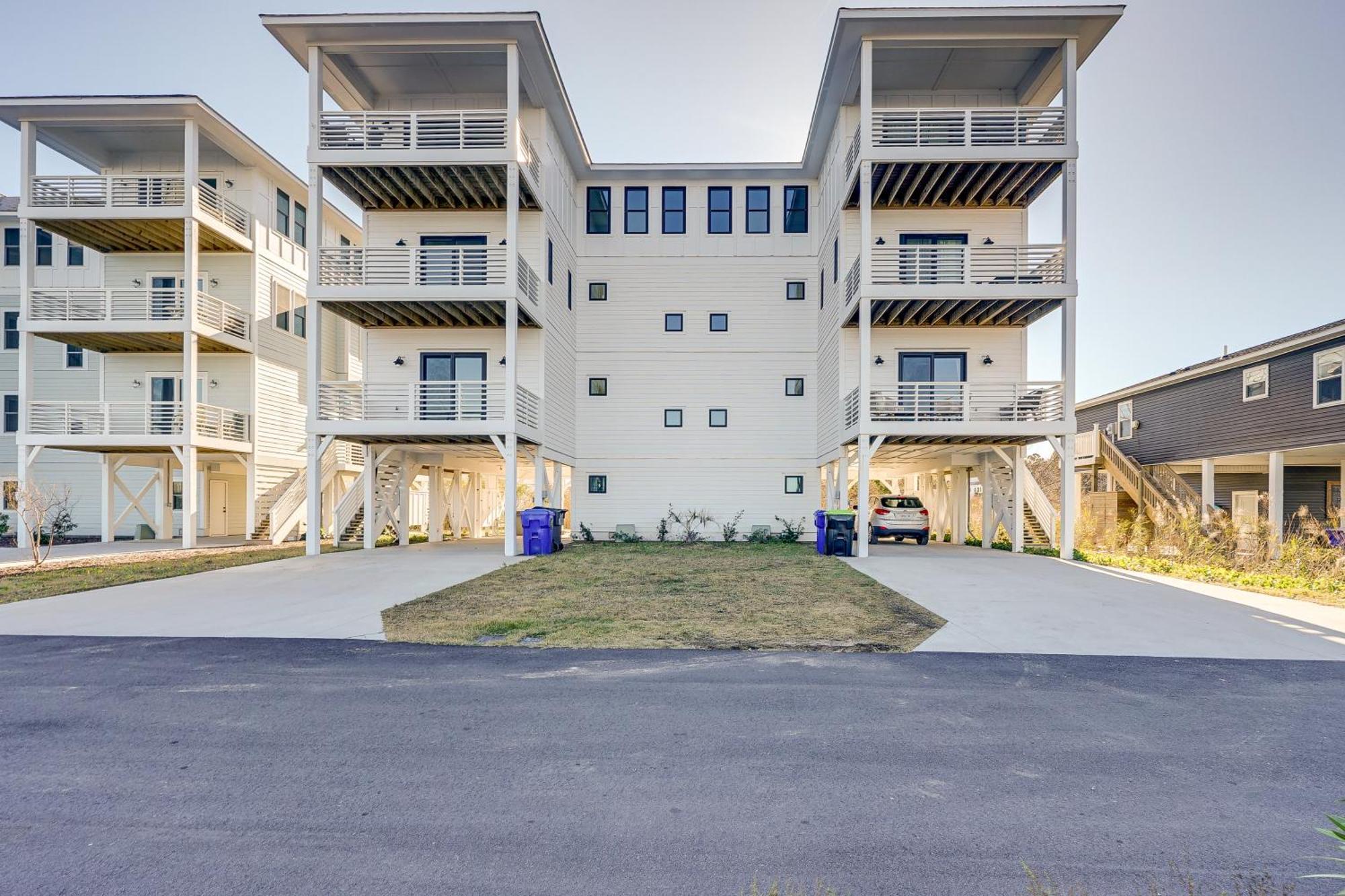 Lakefront Carolina Townhome With 3 Balconies! Holiday home