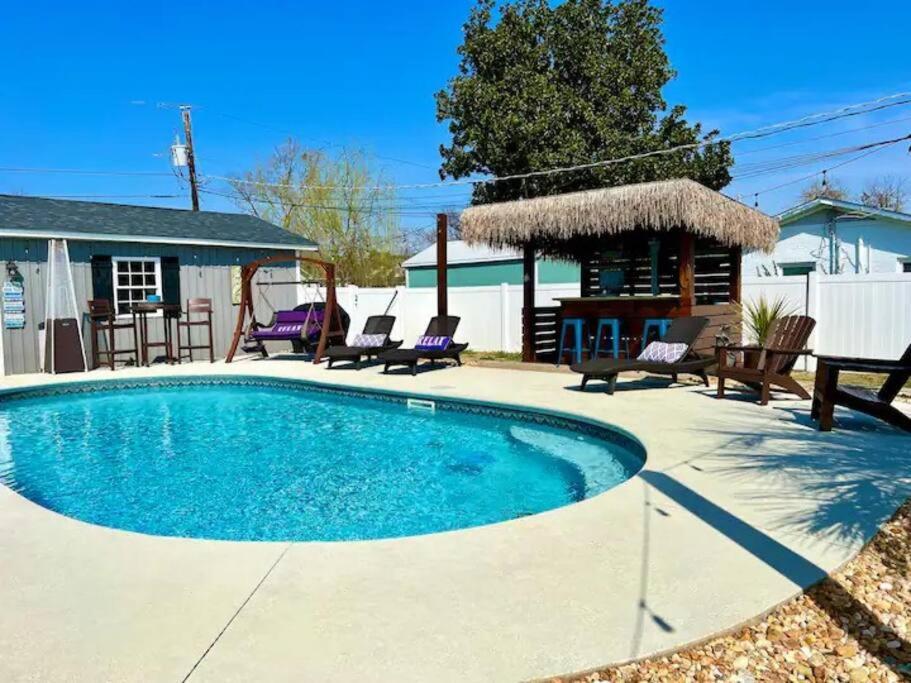 The Oasis - Heated Pool - Tiki Bar - Life!