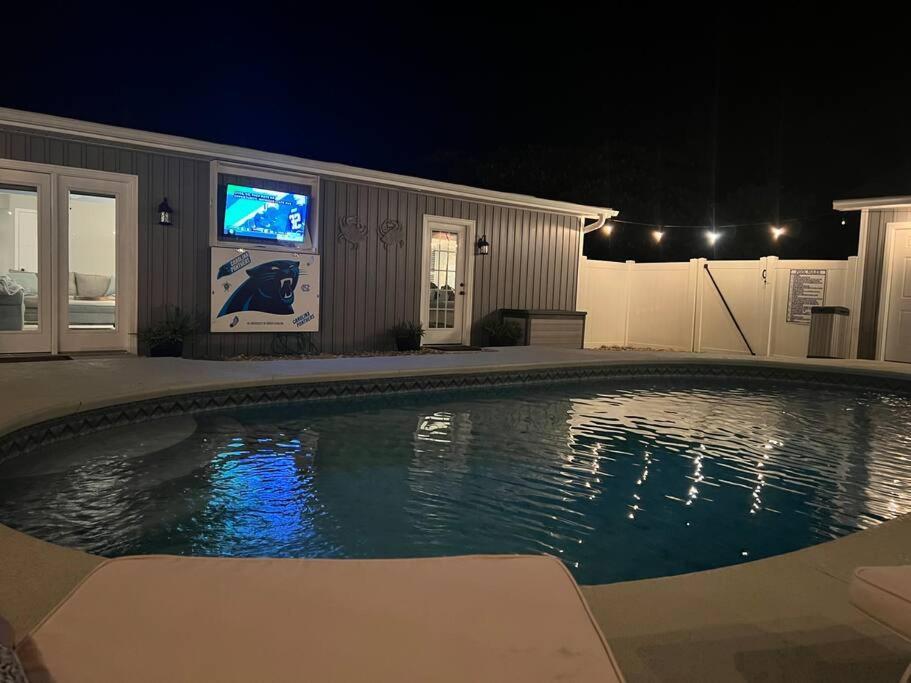 The Oasis - Heated Pool - Tiki Bar - Life! * Carolina Beach