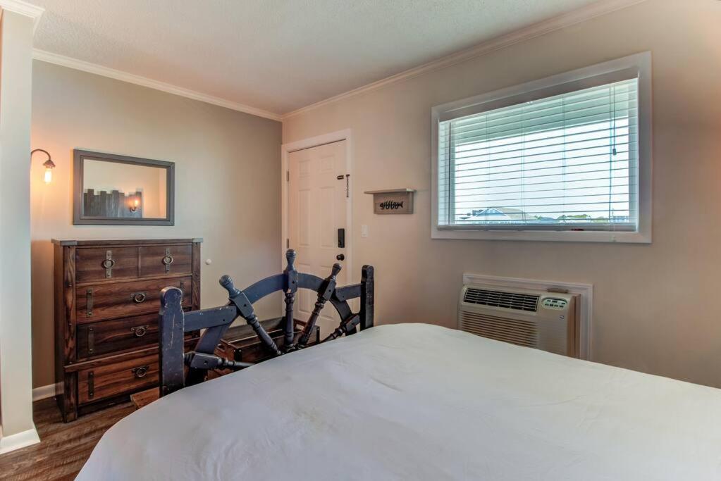 Kraken's Den * Oceanview * Steps To Ocean * Pool Apartment