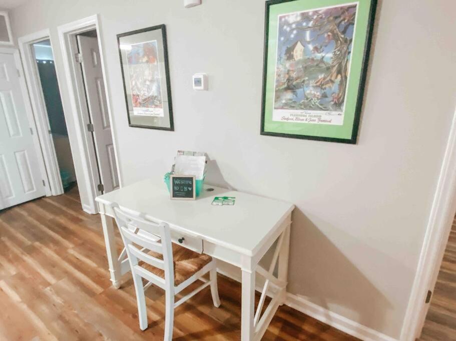 Apartment Lovely Condo, Pool, Steps To Beach, Dog Friendly, Carolina Beach