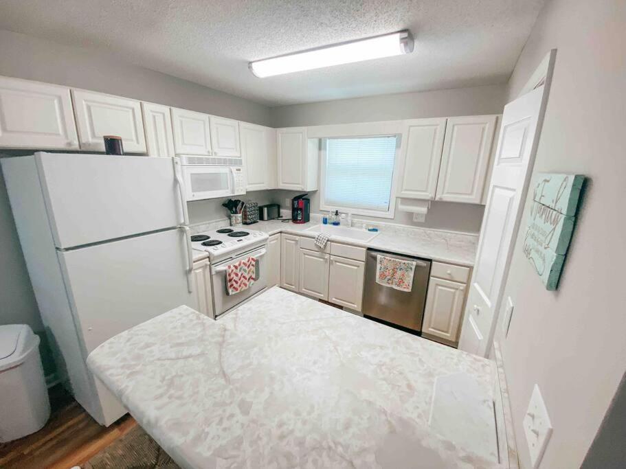 Lovely Condo, Pool, Steps To Beach, Dog Friendly, Carolina Beach