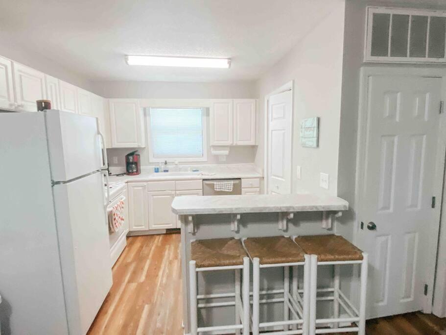 Lovely Condo, Pool, Steps To Beach, Dog Friendly,