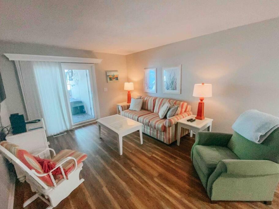 Lovely Condo, Pool, Steps To Beach, Dog Friendly, Apartment