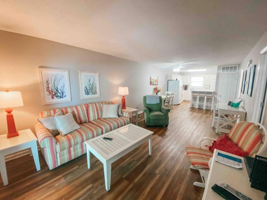 Apartment Lovely Condo, Pool, Steps To Beach, Dog Friendly, *
