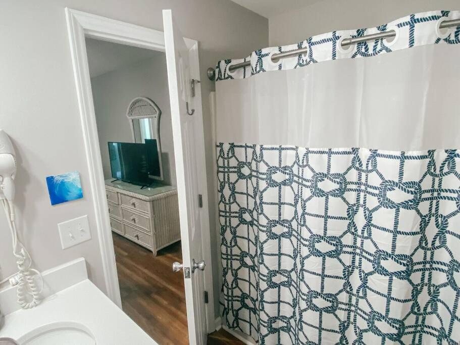 Lovely Condo, Pool, Steps To Beach, Dog Friendly,
